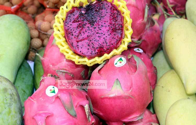 ফুটপাতের হলেও এসব ফলের ক্রেতা হচ্ছেন বিত্তশালীরা। আজ পল্টন এলাকা থেকে এ ছবি ক্যামেরাবন্দী করেছেন আলোকচিত্রী বিপ্লব দিক্ষিৎ।
