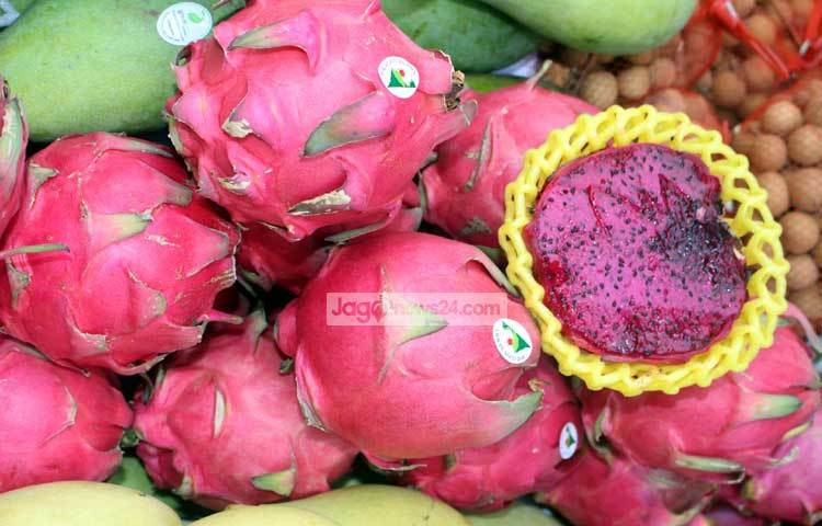 বায়তুল মোকাররম ও পল্টনের আশপাশের ফুটপাতে শোভা পাচ্ছে এসব রং বাহারী নানা বিদেশি ফল। আজ পল্টন এলাকা থেকে এ ছবি ক্যামেরাবন্দী করেছেন আলোকচিত্রী বিপ্লব দিক্ষিৎ।