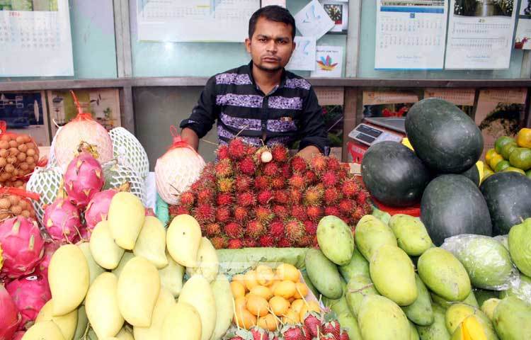 বৈশাখ মাস এলেই দেশি ফলের কারণে এসব বিদেশি ফলের আবেদন কমে যাবে। আজ পল্টন এলাকা থেকে এ ছবি ক্যামেরাবন্দী করেছেন আলোকচিত্রী বিপ্লব দিক্ষিৎ।
