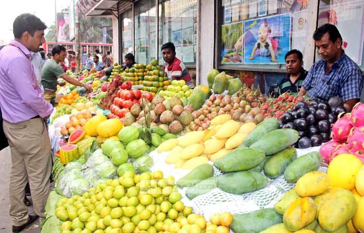 বিদেশি এসব ফলের দাম এতোই চড়া যে, অনেক ক্রেতাই দাম জিজ্ঞেস করে গন্তব্যের পথে পা বাড়ান। আজ পল্টন এলাকা থেকে এ ছবি ক্যামেরাবন্দী করেছেন আলোকচিত্রী বিপ্লব দিক্ষিৎ।