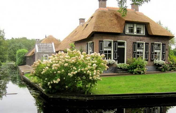 নেদারল্যান্ডসের আমস্টারডামের ওভারিজসেল প্রদেশের উত্তর-পশ্চিমে অবস্থিত গেদুর্ন গ্রামে ২৫০০ পরিবার বাস করে। তবে এখানে কোনো রাস্তা না থাকায় একে &lsquo;আজব&rsquo; গ্রাম বলা হয়ে থাকে।