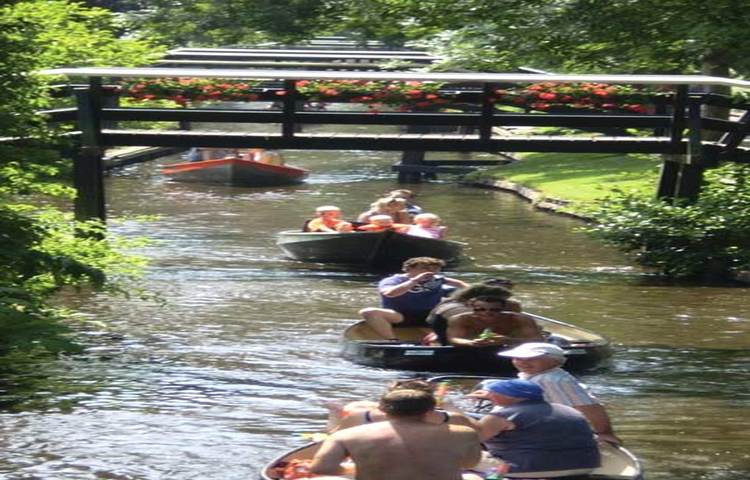 রাস্তাহীন এই গ্রামকে দেখতে প্রতিবছর কয়েক লক্ষ পর্যটক ঘুরতে আসে।
