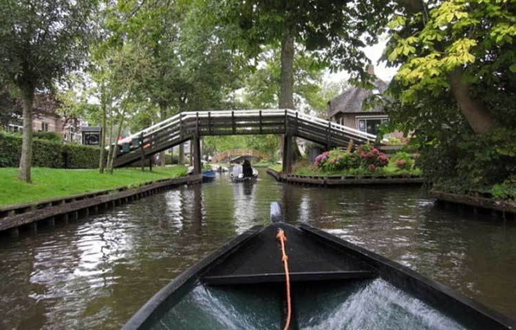 গেদুর্ন গ্রামে কোনো রাস্তা না থাকায় জলপথই এখানকার মানুষের যাতায়াতের একমাত্র মাধ্যম। এক বাড়ি থেকে অন্য বাড়ি যেতে নৌকা ছাড়া কোনও উপায় নেই। তবে গেদুর্ন গ্রামে প্রায় ১৮০টি সেতু রয়েছে।