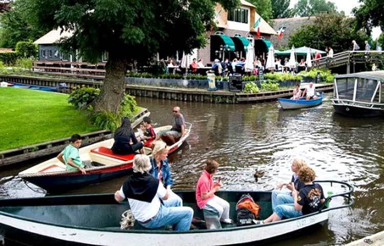 ১৯৫৮ পর গেদুর্ন গ্রাম খুব জনপ্রিয় হয়ে ওঠে। ওলন্দাজ পরিচালক বার্ট হান্সত্রা এই গ্রামেই তাঁর বিখ্যাত ছবি &lsquo;ফ্যানফেয়ার&rsquo;-এর শ্যুটিং করেছিলেন।