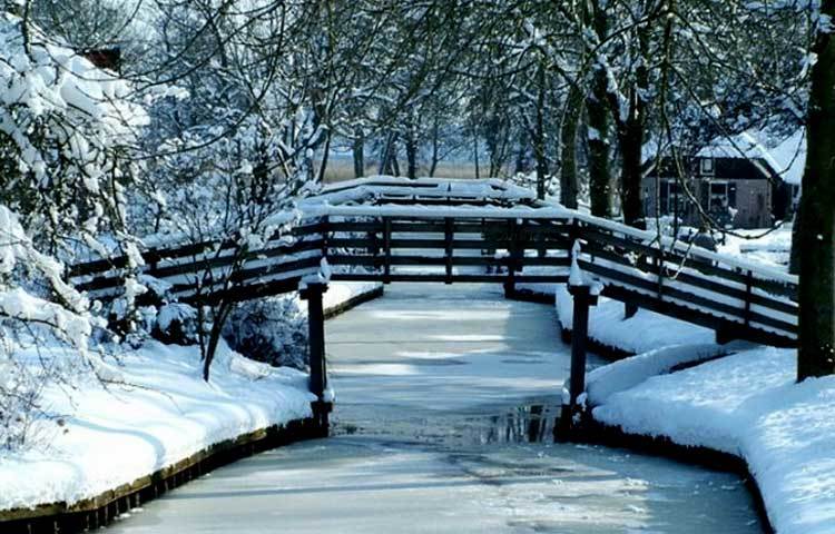 শীতকালে গেদুর্ন গ্রামে উৎসবে মেতে ওঠে। এর কোথাও চিত্র প্রর্দশনী, কোথাও সাংস্কৃতিক অনুষ্ঠান কোথাও আবার মেলা বসে। তাই এই সময় পর্যটকের ভীড় লক্ষ করা যায়।