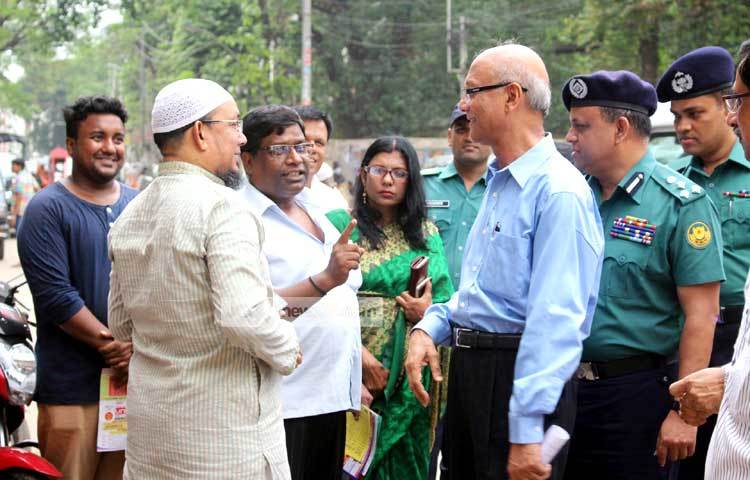পরীক্ষার কেন্দ্র পরিদর্শনে গিয়ে অভিভাবকদের সঙ্গে কথা বলেন শিক্ষামন্ত্রী। ছবি : বিপ্লব দিক্ষিৎ।