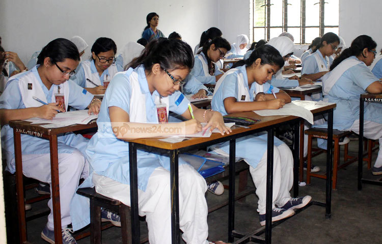 জানা গেছে শান্তিপূর্ণ পরিবেশে সারা দেশে পরীক্ষা অনুষ্ঠিত হয়েছে। ছবি : বিপ্লব দিক্ষিৎ।