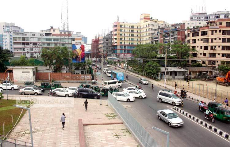 প্রেস বিজ্ঞপ্তিতে অ্যাম্বুলেন্স, লাশবাহী গাড়ি, হাসপাতাল, ফায়ার সার্ভিস ও সংবাদপত্রের সঙ্গে সংশ্লিষ্ট গাড়ি হরতালের আওতামুক্ত থাকবে বলে জানানো হয়। ছবি : বিপ্লব দিক্ষিৎ।