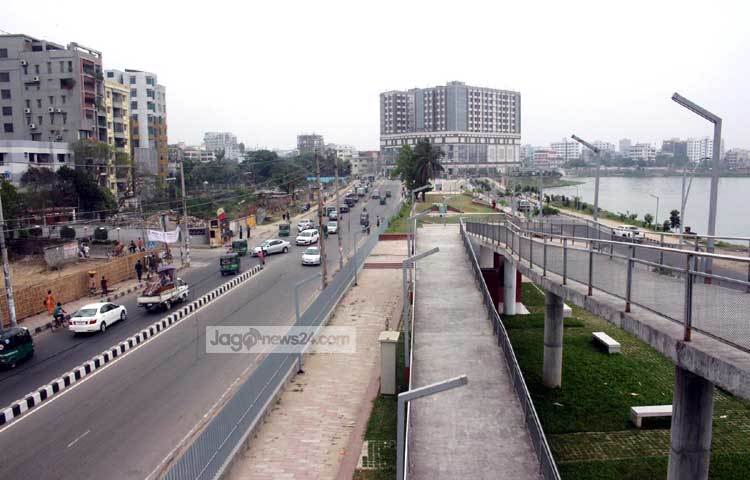শহুরে জীবনের শত ব্যস্ততাকে ছুটি দিয়ে পরিবার, পরিজন কিংবা প্রিয় মানুষদের সঙ্গে নিয়ে ঘুরে আসতে পারেন অপরূপ সৌন্দর্যের হাতিরঝিল।ছবি : বিপ্লব দিক্ষিৎ।