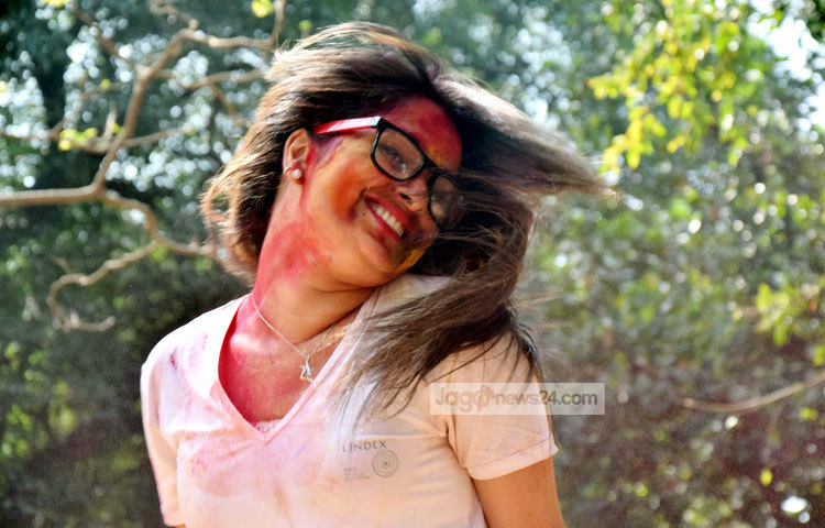 রঙ মেখে সুন্দরী দিচ্ছে উড়াল। ছবি : মাহবুব আলম।