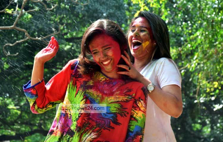 এসো রঙে রঙে রাঙানো হোলি উৎসবে হারিয়ে যাই। ছবি : মাহবুব আলম।