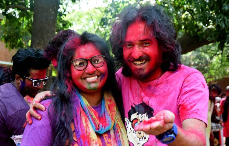 আজ সনাতন ধর্মাবলম্বীদের অন্যতম উৎসব হোলি খেলা। এতে মেতে উঠেছে ঢাকা বিশ্ববিদ্যালয়ের চারুকলা অনুষদের শিক্ষার্থীরা। এ উৎসবে হাস্যোজ্জ্বল ভঙ্গিতে জলের গান ব্যান্ডদলের জার্নাল ও তার সহধর্মীনি কথা। ছবি : মাহবুব আলম।