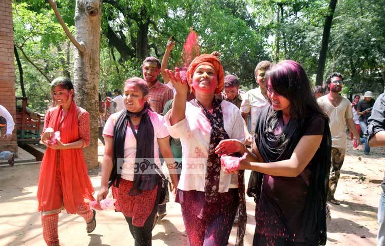 বন্ধু-বান্ধবী, বড় ভাই-ছোট ভাই তারা একে অপরকে নানা রঙে রঙিন করে দেয়। তরুণ-তরুণীদরে রঙ মাখামাখির আনন্দে মুখর হয় বিশ্ববিদ্যালয় ক্যাম্পাস। ছবি : মাহবুব আলম।