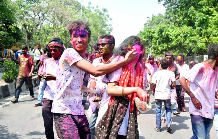 বুধবার ক্যাম্পাসে নেচে-গেয়ে হৈ-হুল্লোড়ে মেতে ওঠে শিক্ষার্থীরা। ছবি : মাহবুব আলম।
