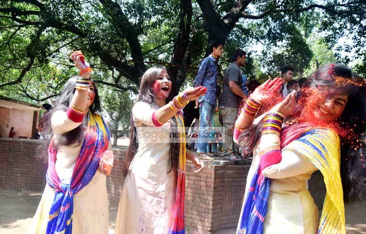 উৎসবে নবীন, প্রবীণ, সিনিয়র, জুনিয়র একে অন্যকে রাঙিয়ে দেন। ছবি : মাহবুব আলম।
