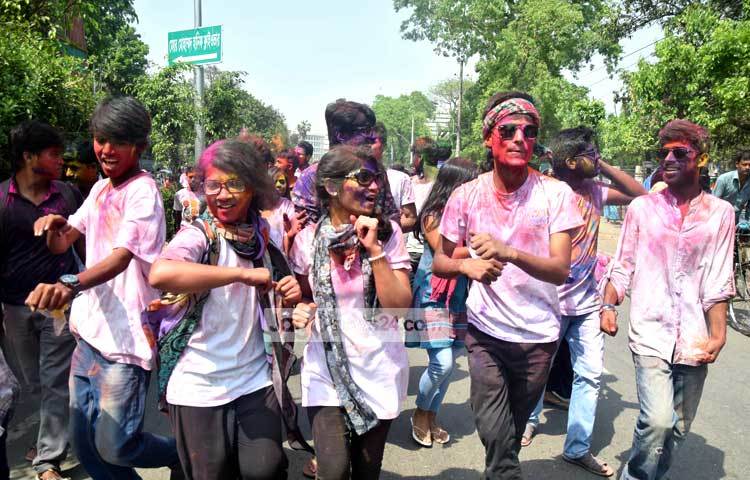 হিন্দু-মুসলিম, বৌদ্ধ, খ্রিষ্টান সকলে যোগ দেয় এ হোলি উৎসবে। ছবি : মাহবুব আলম।
