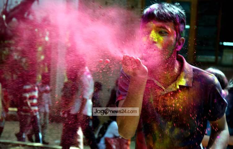 পরচিতি বন্ধু-বান্ধবী পাশ দিয়ে গেলে আর রক্ষা নেই। যাকে পাচ্ছে তাকেই রাঙিয়ে দেওয়া হচ্ছে রঙে। ছবি : মাহবুব আলম।