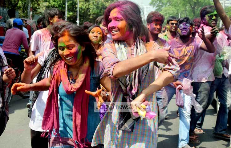 হোলির রঙ নিয়ে ছুটছে তারা। আজ রাঙাবে মনের পৃথিবী। ছবি : মাহবুব আলম।