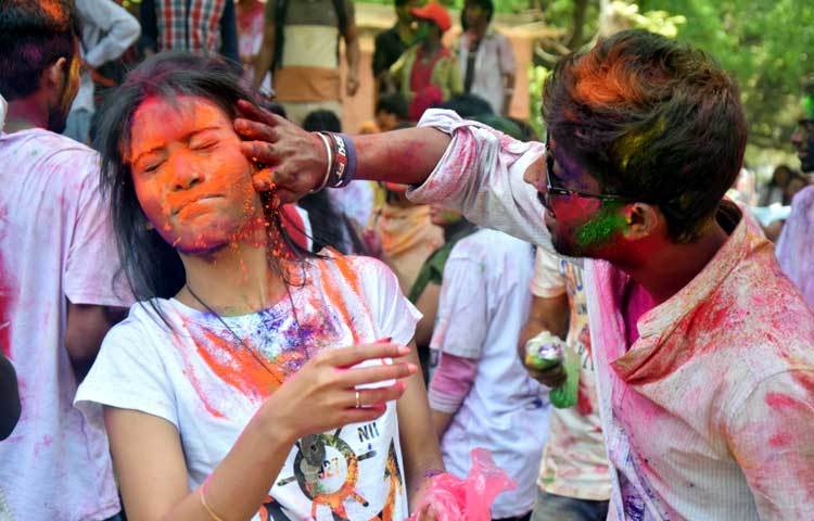 &nbsp;কেউ চোখ বন্ধ করে আর কেউ চোখে চশমা দিয়ে রাঙাচ্ছে নিজেদের। ছবি : মাহবুব আলম।