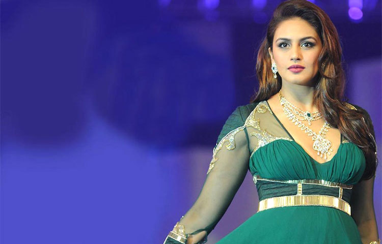 তিনি ক্যারিয়ারের শুরুতে থিয়েটারে অভিনয় করতেন।