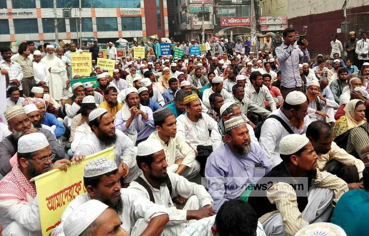 বাংলাদেশ মাদ্রাসা শিক্ষা বোর্ড কর্তৃক রেজিস্ট্রেশনপ্রাপ্ত সকল স্বতন্ত্র ইবতেদায়ী মাদ্রাসার আন্দোলনরত শিক্ষকরা শিক্ষামন্ত্রী বরাবর স্মারকলিপি প্রদান করেতে গেলে মন্ত্রণালয়ের সামনে শিক্ষকদের বাধা দিয়েছে পুলিশ।
