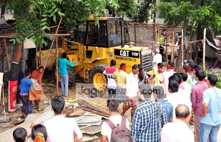 রাজধানীর বনানী এলাকায় ঢাকা উত্তর সিটি কর্পোরেশনের উদ্যেগে অবৈধ স্থাপনার উচ্ছেদ অভিযান পরিচালনা করা হয়। এতে অনেকে আশ্রয়হীন হয়ে পড়ে। ছবি : বিপ্লব দিক্ষিৎ।