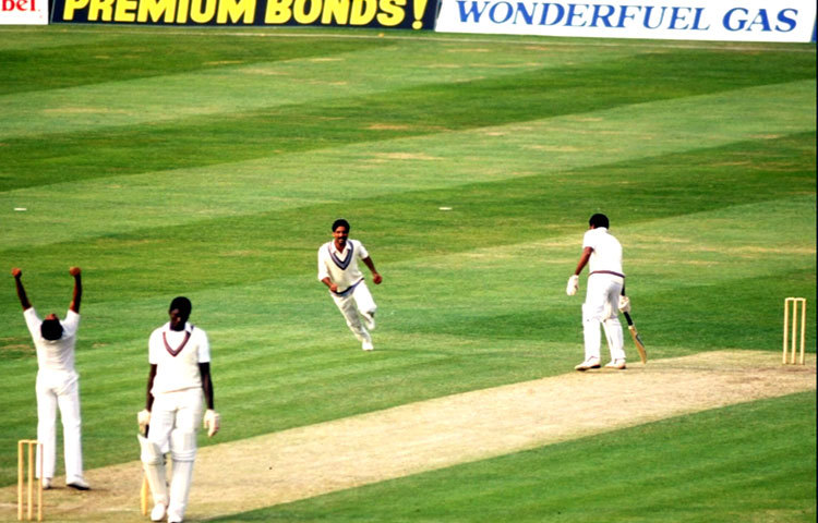ভারত-ওয়েস্ট ইন্ডিজ : ১৯৮৩ সালে ফাইনালে বিশ্বজয়ী ক্যারিবিয়ান দলের বিরুদ্ধে ফাইনালে ভারত সব মিলিয়ে ১৮৪ রান করেছিল। কিন্তু তারপরেও সবাইকে চমকে দিয়ে সে বারের বিশ্বকাপ ভারতই জিতেছিলো।