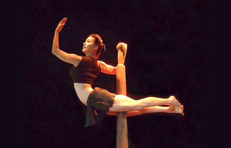 নৃত্যের সঙ্গে মিলেমিশে একাকার ঈষা।