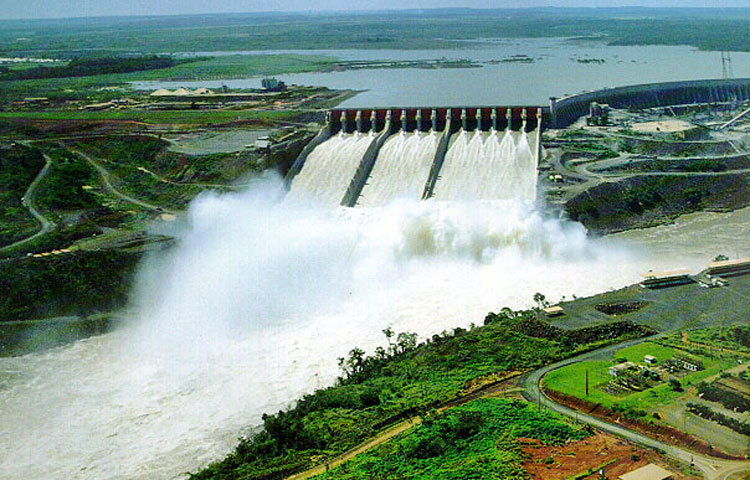 ইতাইপু বাঁধ : ইতাইপু বাঁধ প্যারাগুয়ে, ব্রাজিল দুই দেশে অবস্থিত। পারানা নদীতে বাঁধ দিয়ে বাঁধটি তৈরি করা হয়েছে। এ বাঁধটি বিশ্বের সবচেয়ে বড় জলবিদ্যুৎ কেন্দ্র হিসেবে স্বীকৃত। এখানে প্রতিদিন গড়ে ১৪০০ হাজার মেঘাওয়াট বিদ্যুৎ উৎপাদন করা হয়। উৎপাদিত বিদ্যুতের বেশির ভাগই ব্রাজিল ব্যবহার করে।