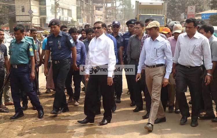 আজ দুপুরে সড়ক পরিবহন ও সেতুমন্ত্রী ওবায়দুল কাদের আশুলিয়ার আব্দুল্লাপুর-বাইপাইল সড়কের ক্ষতিগ্রস্থ স্থানে ১৪ কোটি টাকা ব্যয়ে ১ কিলোমিটার ওভার-লে নির্মাণ কাজের অগ্রগতি পরিদর্শন করেন।