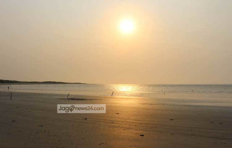 &lsquo;সাগরকন্যা তুমি মিশেছ দিগন্তে কিন্তু কখনো মেশোনি আকাশের সাথে। তোমার তোলপাড় করা রূপ মুগ্ধ করেছে বারবার।&rsquo;-কবির এ উচ্চারণ কুয়াকাটাকে স্বচোখে দেখলেই উপলদ্ধি করা যাবে। ছবি : আব্দুর রাজ্জাক সরকার।