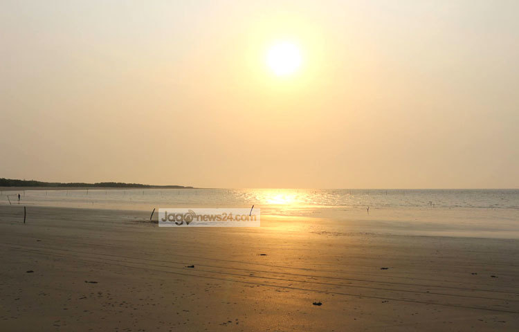 দিনের শেষে কুয়াকাটায় সূর্যাস্তের দৃশ্য দেখলে যে কারো চোখ জুড়িয়ে যাবে। ছবি : আব্দুর রাজ্জাক সরকার।