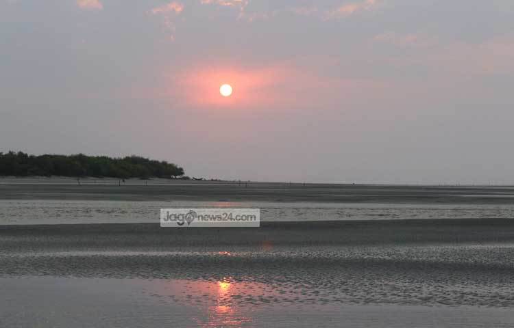 দেশ বিদেশ থেকে কুয়াকাটার অপরূপ রূপ দর্শনে প্রতিদিন অগনন দর্শনার্থী ছুটে আসেন। ছবি : আব্দুর রাজ্জাক সরকার।