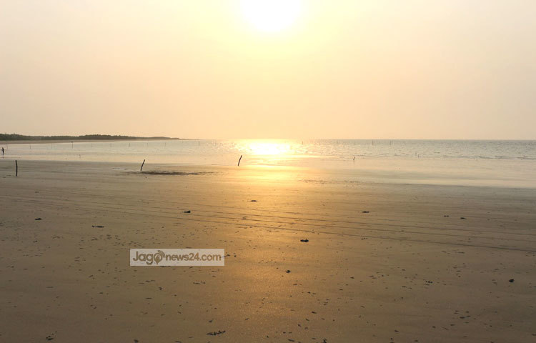 সুর্যাস্ত দেখে মনে হচ্ছে, সারাদিনের ক্লান্ত সূর্য সমুদ্রের জলে স্নান করছে। ছবি : আব্দুর রাজ্জাক সরকার।