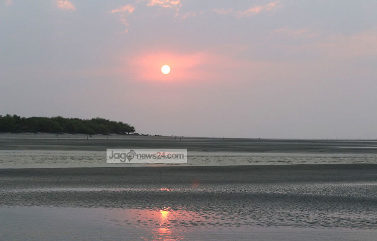 সাগরকন্যা কুয়াকাটায় সূর্যাস্তের এমন মনোহর দৃশ্য পৃথিবীতে খুব কম দেশেই দেখা যায়। ছবি : আব্দুর রাজ্জাক সরকার।