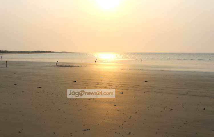 কুয়াকাটার জলে বুঝি ক্লান্ত সূর্য রশ্মি স্নান করছে। ছবি : আব্দুর রাজ্জাক সরকার।