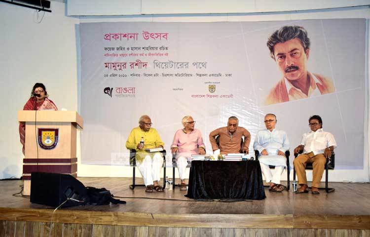 অভিনয়ের পাশাপাশি মামুনুর রশীদ নিয়মিত লেখালেখিও করছেন। ছবি : মাহবুব আলম।