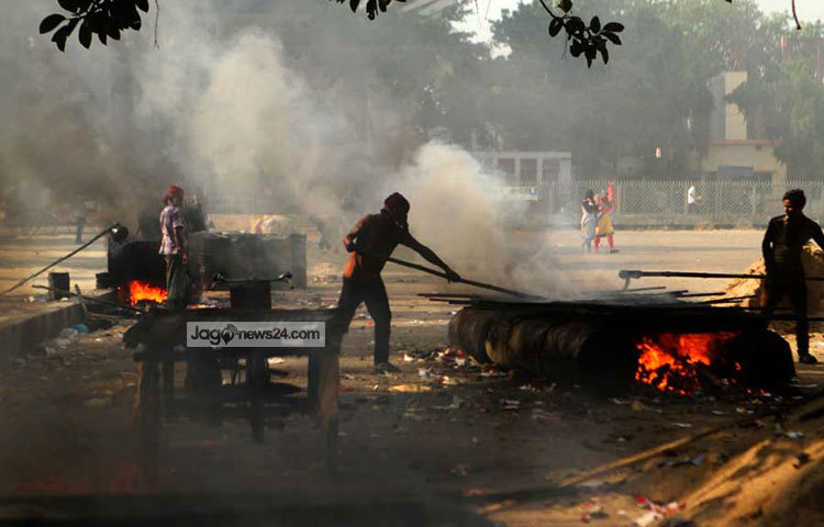 প্রতিটি শ্রমিকের নিখাদ শ্রমের বিনিময়ে গড়ে উঠেছে আধুনিক সভ্যতার সব অবকাঠামো। রাজধানীর রাজপথ নির্মাণের এ দৃশ্য ক্যামেরাবন্দি করেছেন আলোকচিত্রী বিপ্লব দিক্ষিৎ।