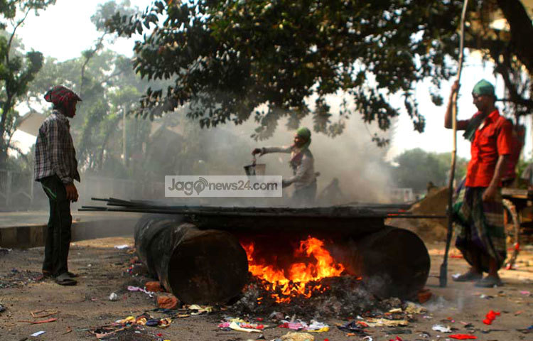 লেলিহান আগুনের অসহ্য তাপ রাজপথ নির্মাণ শ্রমিকের নিত্যসঙ্গী। ছবি : বিপ্লব দিক্ষিৎ।