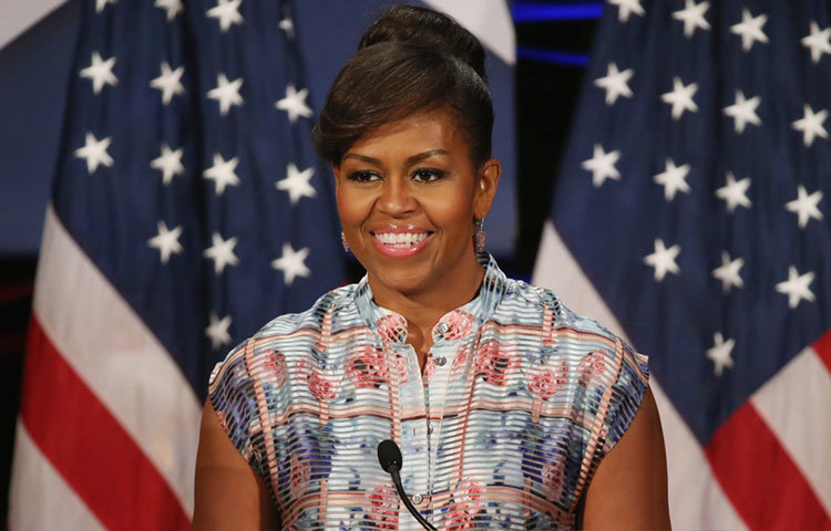 মিশেল ওবামা : মার্কিন ফার্স্টলেডি বারাক ওবামার স্ত্রী মিশেল ওবামা পেশায় একজন আইনজীবী ও লেখক। বিশ্বে ফ্যাশন আইকন হিসেবে পরিচিত মিশেল ওবামা দারিদ্র্য, অপুষ্টি, ক্ষুধার বিরুদ্ধে কাজ করছেন।