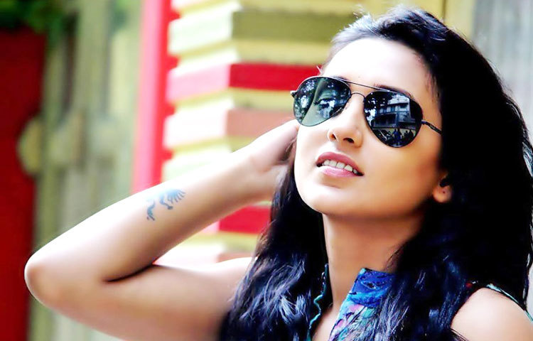 মিষ্টি মধুর হাসির জন্য মিমি সবার মন জয় করেছেন।