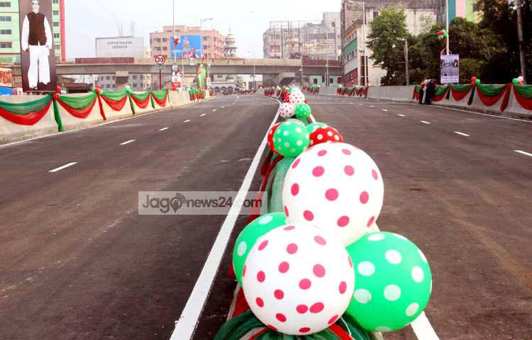 আজ বেলা পৌনে ১১ টায় রাজধানীর সাতরাস্তা মোড়ে ফ্লাইওভারটির নাম ফলক উদ্বোধন করেন প্রধানমন্ত্রী শেখ হাসিনা। ছবি : বিপ্লব দিক্ষিৎ।