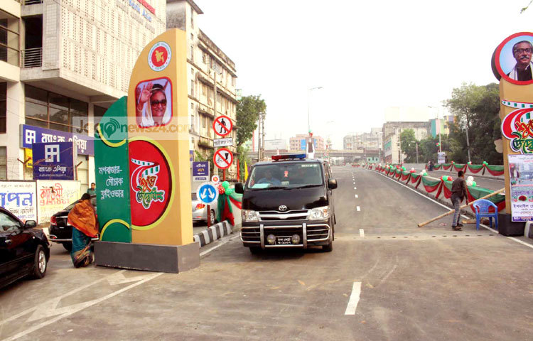 তিন ধাপে মগবাজার-মৌচাক ফ্লাইওভার তৈরির কাজ শেষ করার পরিকল্পনা রয়েছে। ছবি : বিপ্লব দিক্ষিৎ।