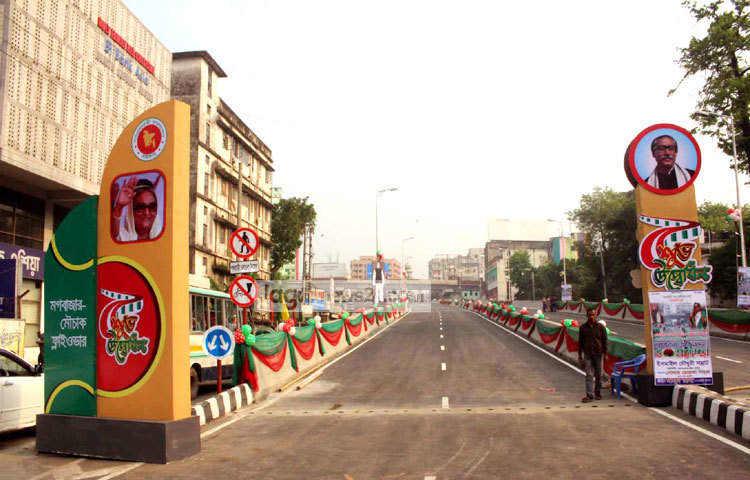 সাতরাস্তা থেকে হলি ফ্যামিলি অংশের পর জুন মাসে খুলে দেয়া হবে মৌচাক থেকে বাংলামোটরের ফ্লাইওভারটি। ছবি : বিপ্লব দিক্ষিৎ।