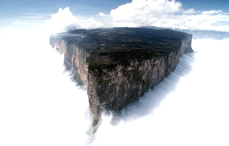 মাউন্ট রোরাইমা : অবিশ্বাস্য সুন্দর এ জায়গাটি ভেনিজুয়েলাতে রয়েছে।
