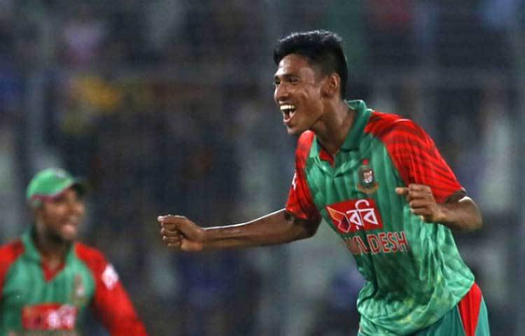 ঢাকায় অনুর্ধ্ব ১৭-এর একটি ম্যাচে প্রথম ক্রিকেটপ্রেমীদের নজর কাড়েন মুস্তাফিজ। এরপর ঢাকার শের-ই-বাংলা স্টেডিয়ামে বোলিংয়ে জাতীয় দলে সুযোগ পান।