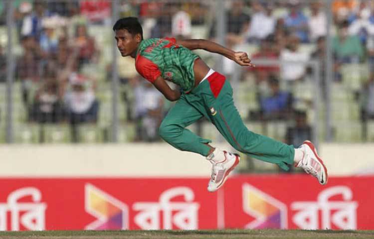 মুস্তাফিজ গ্রামের বাড়ি থেকে ৪০ কিলোমিটার দূরে ফেরিঘাট পর্যন্ত দাদার বাইকে চেপে ক্রিকেট অনুশীলন করতে যেতেন।