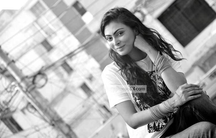 সাদা-কালো ফ্রেমে নাবিলা। ছবি : মাহবুব আলম।