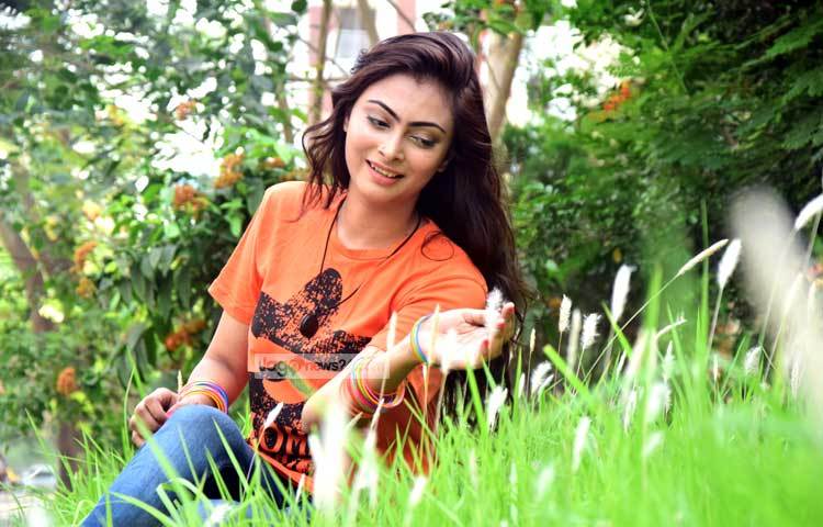 &nbsp;খোলা চুলে প্রকৃতির মাঝে নাবিলার আপন ভুবন। ছবি : মাহবুব আলম।