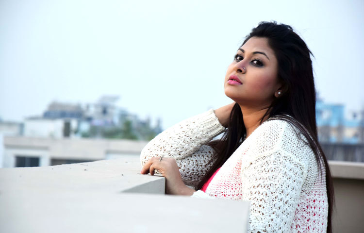 উদাসী দৃষ্টিতে আকাশের পানে চেয়ে আছেন নাফিসা। ছবি : মাহবুব আলম।